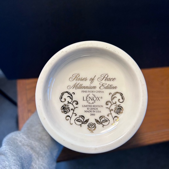 Lenox Vase Ltd Edition Fine Ivory China w/ 24 kt Gold EUC ROSES OF PEACE - Picture 4 of 4